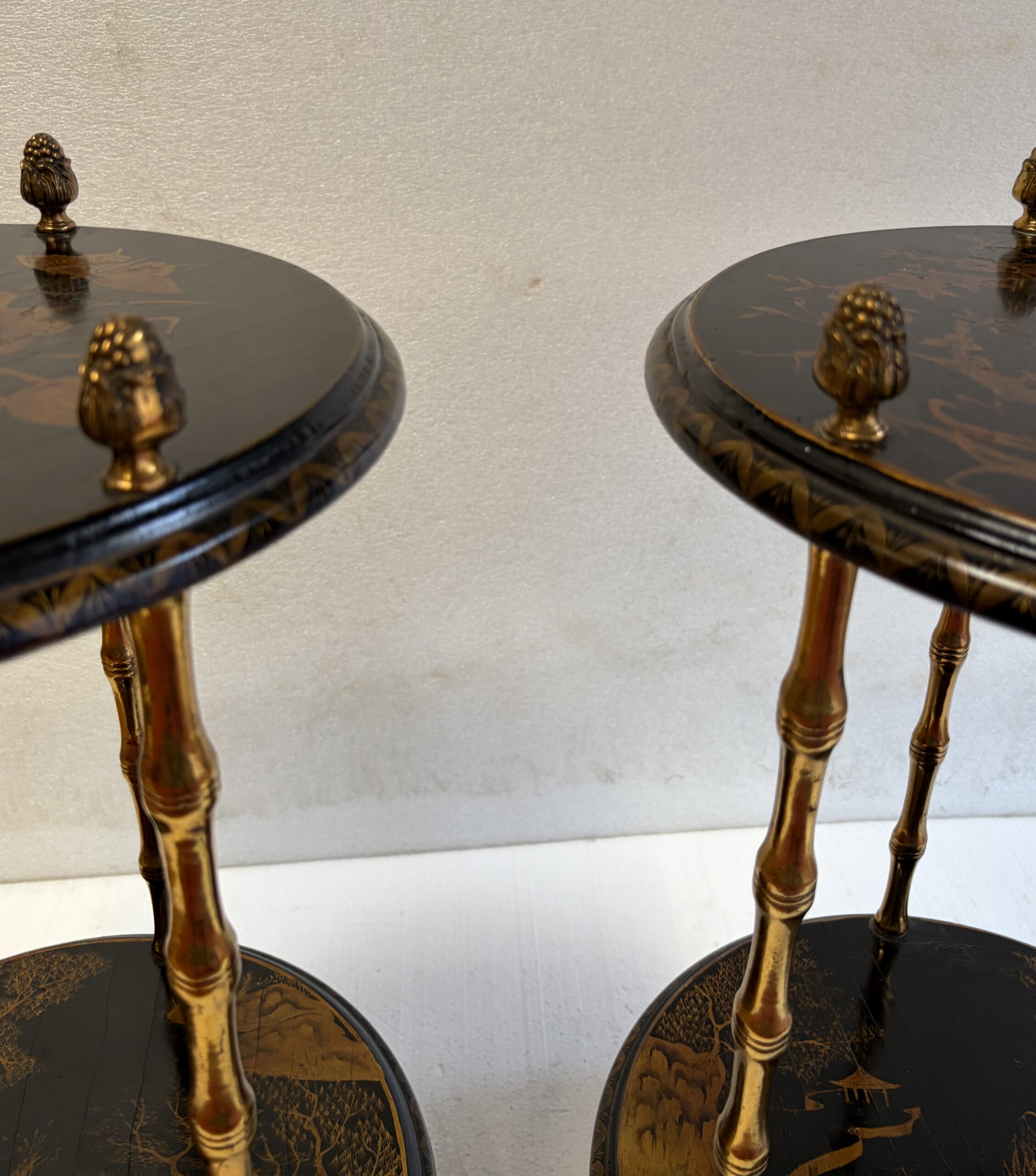 1950/70′ Paire De Guéridons Maison Baguès Décor Bambou en Bronze Doré Avec Plateaux Laque de Chine Diamètre 35 Cm H 59 Cm – Image 7