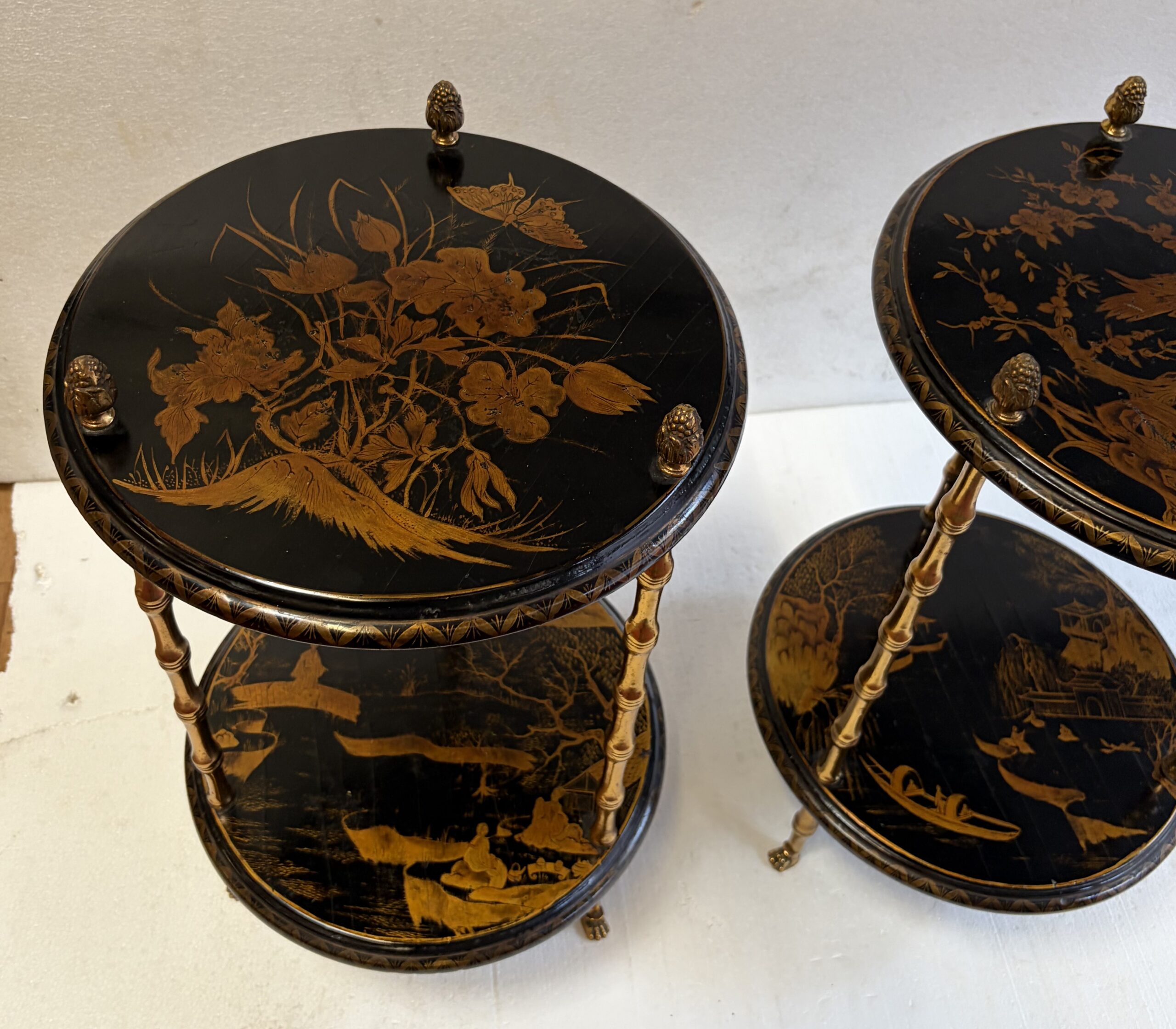 1950/70′ Paire De Guéridons Maison Baguès Décor Bambou en Bronze Doré Avec Plateaux Laque de Chine Diamètre 35 Cm H 59 Cm – Image 6