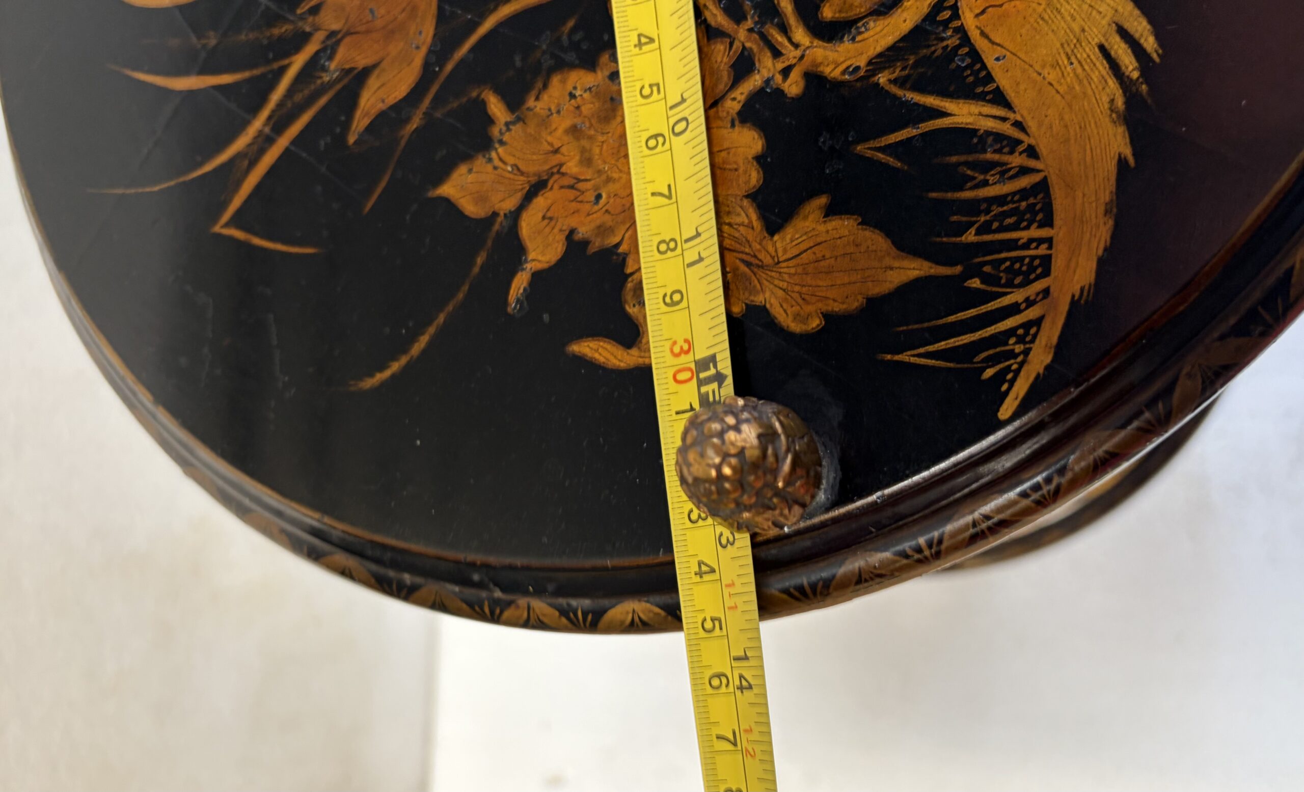 1950/70′ Paire De Guéridons Maison Baguès Décor Bambou en Bronze Doré Avec Plateaux Laque de Chine Diamètre 35 Cm H 59 Cm – Image 4
