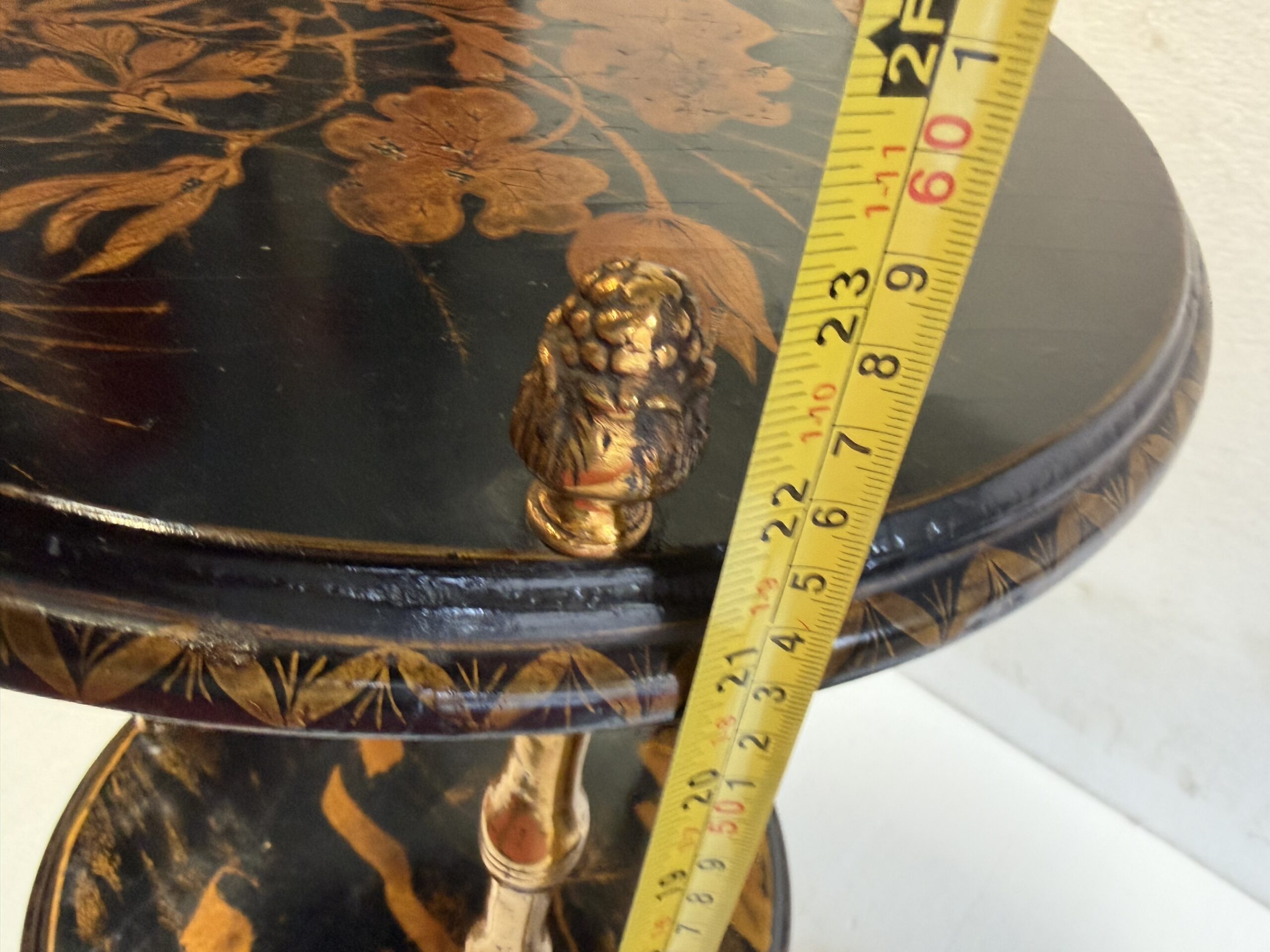 1950/70′ Paire De Guéridons Maison Baguès Décor Bambou en Bronze Doré Avec Plateaux Laque de Chine Diamètre 35 Cm H 59 Cm – Image 3