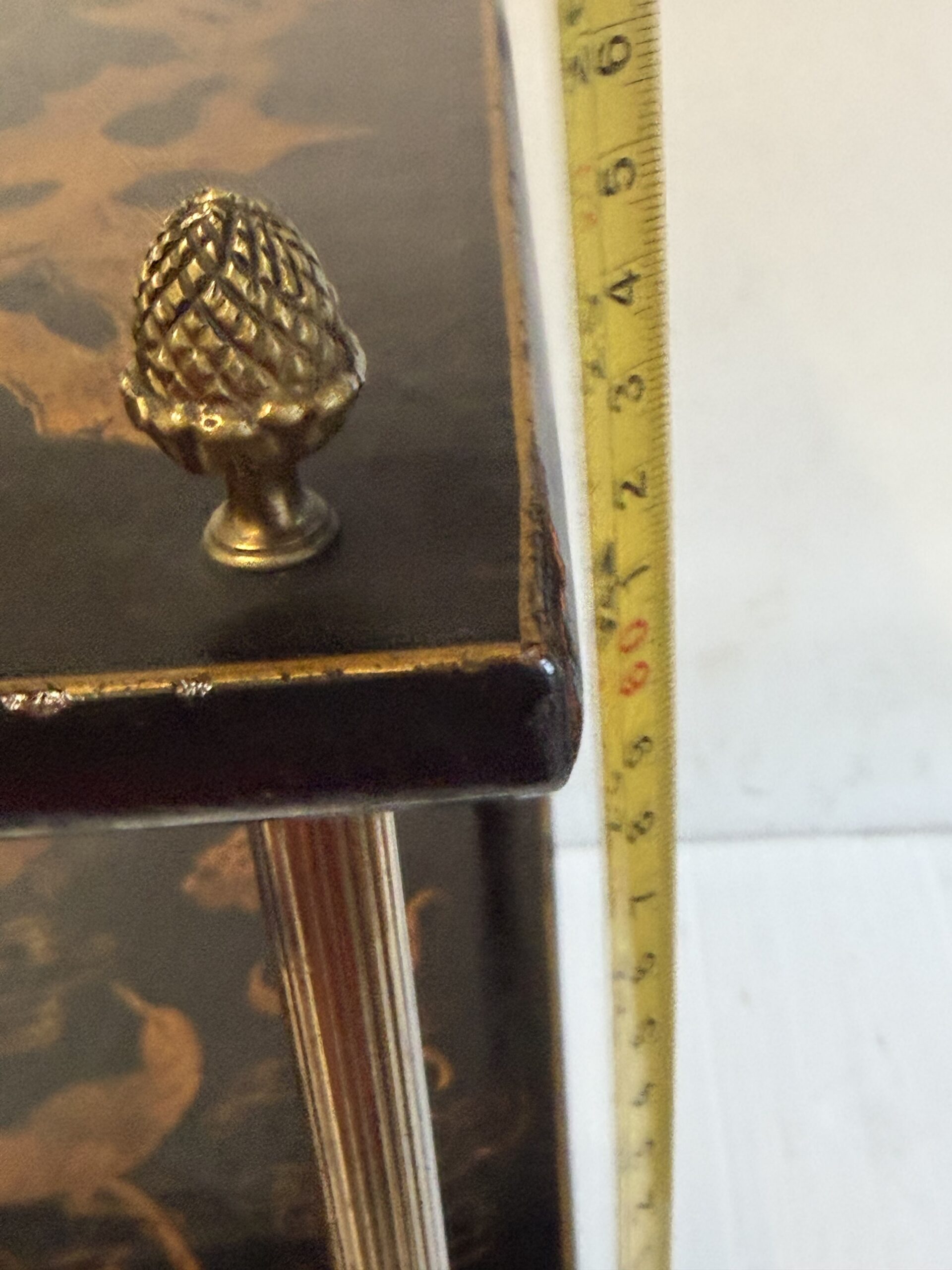 1950/70′ Guéridon Maison Baguès Décor Bambou en Bronze Doré Avec Plateaux Laque de Chine 42X42 Cm H 66 Cm – Image 4