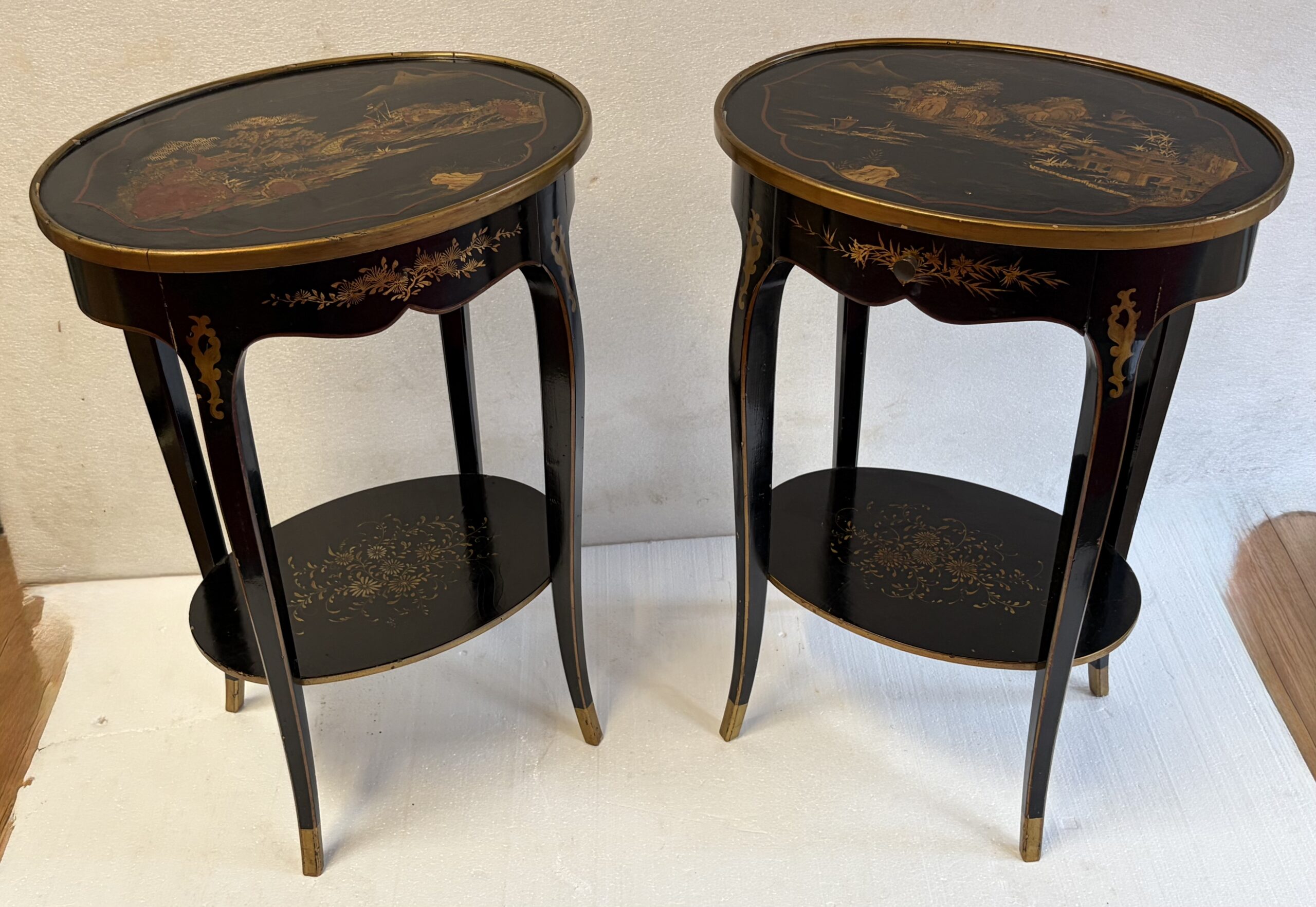 1970' Paire de Chevets Maison Hirch Signés,Laqués Noirs à Décor Chinois Dorés