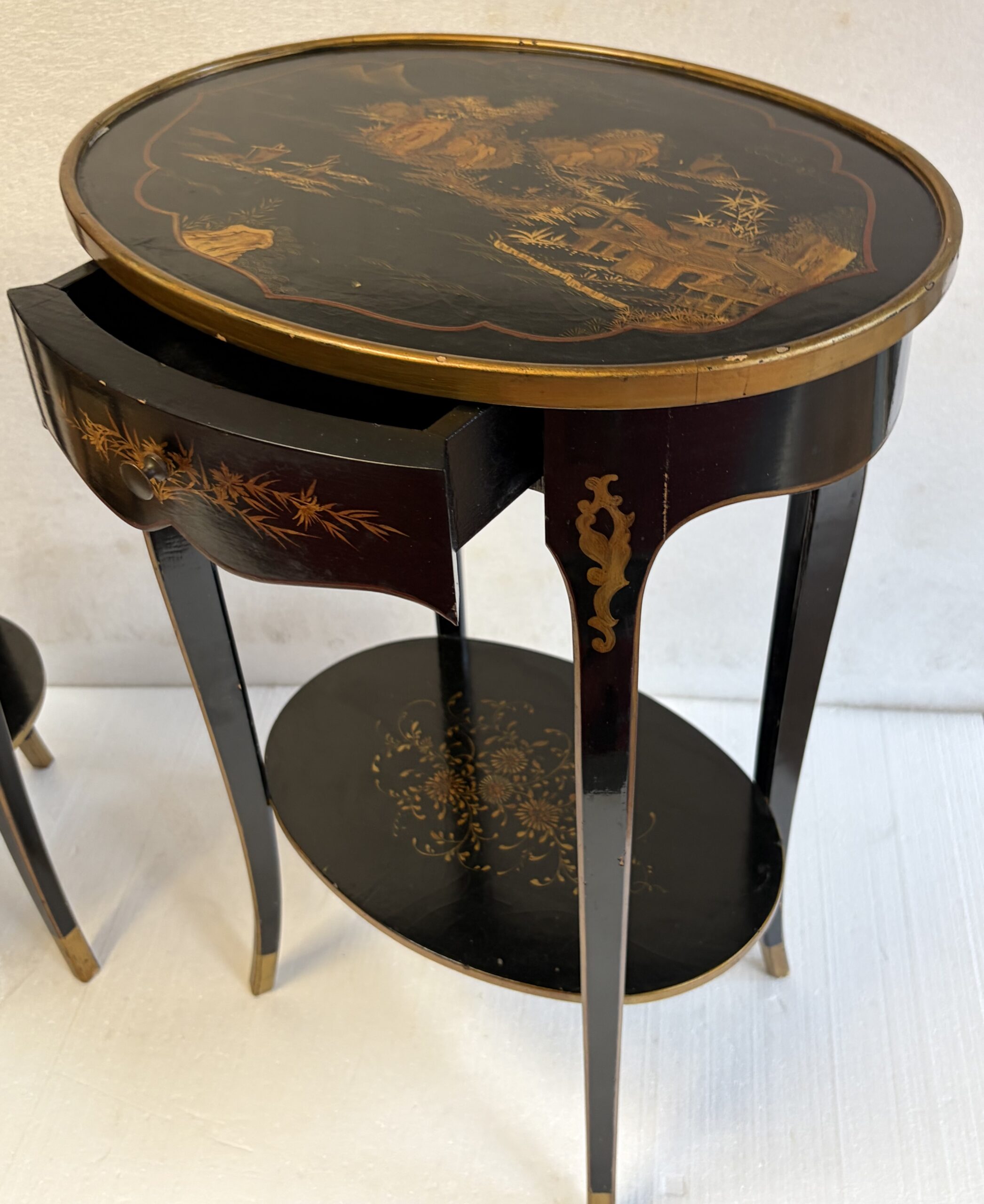 1970' Paire de Chevets Maison Hirch Signés,Laqués Noirs à Décor Chinois Dorés – Image 9