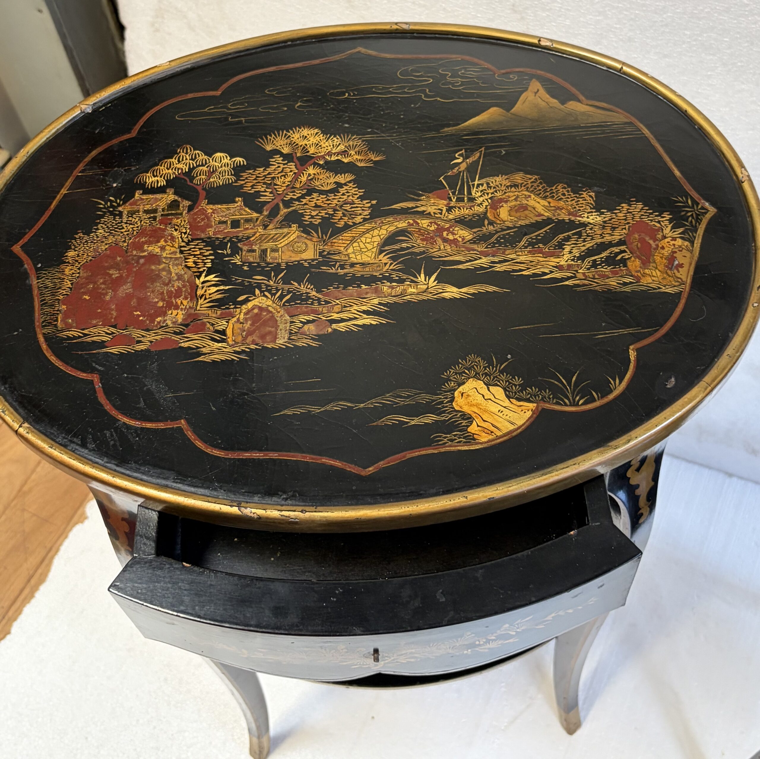 1970' Paire de Chevets Maison Hirch Signés,Laqués Noirs à Décor Chinois Dorés – Image 7