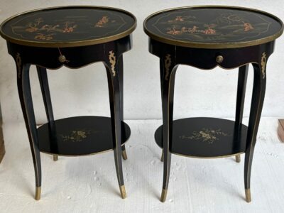 1970s: Pair of Signed Maison Hirch Nightstands, Black Lacquered with Gold Chinese Decorations 2 éme Série